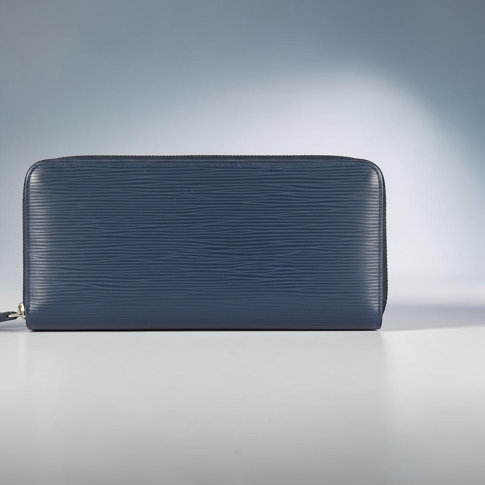 LOUIS VUITTON - Classic Navy Blue Epi Leather Zippy Wallet
